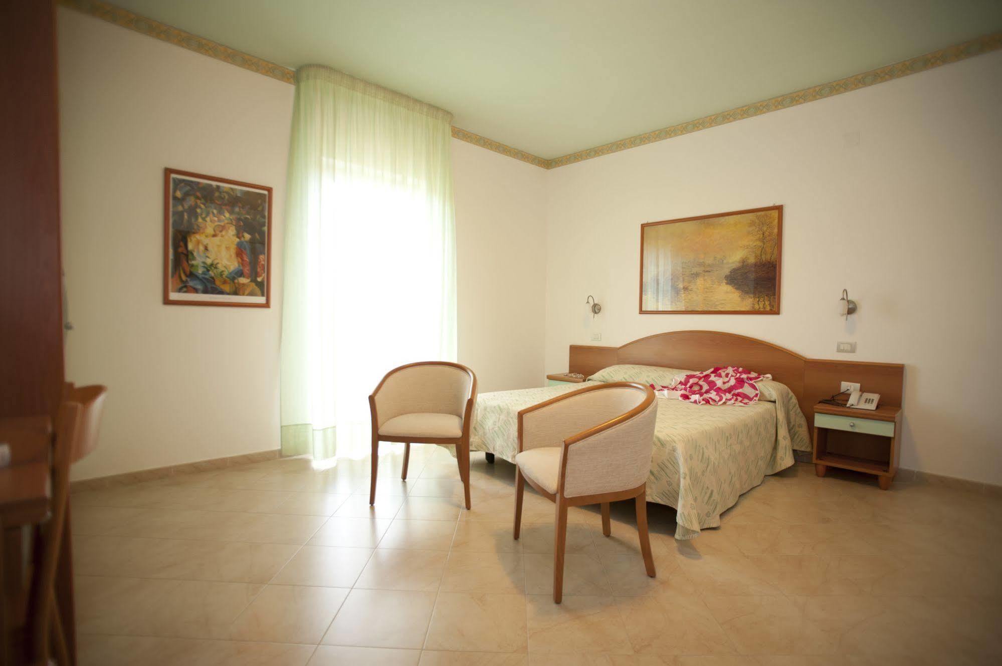 Oasiclub Hotel Vieste Bagian luar foto