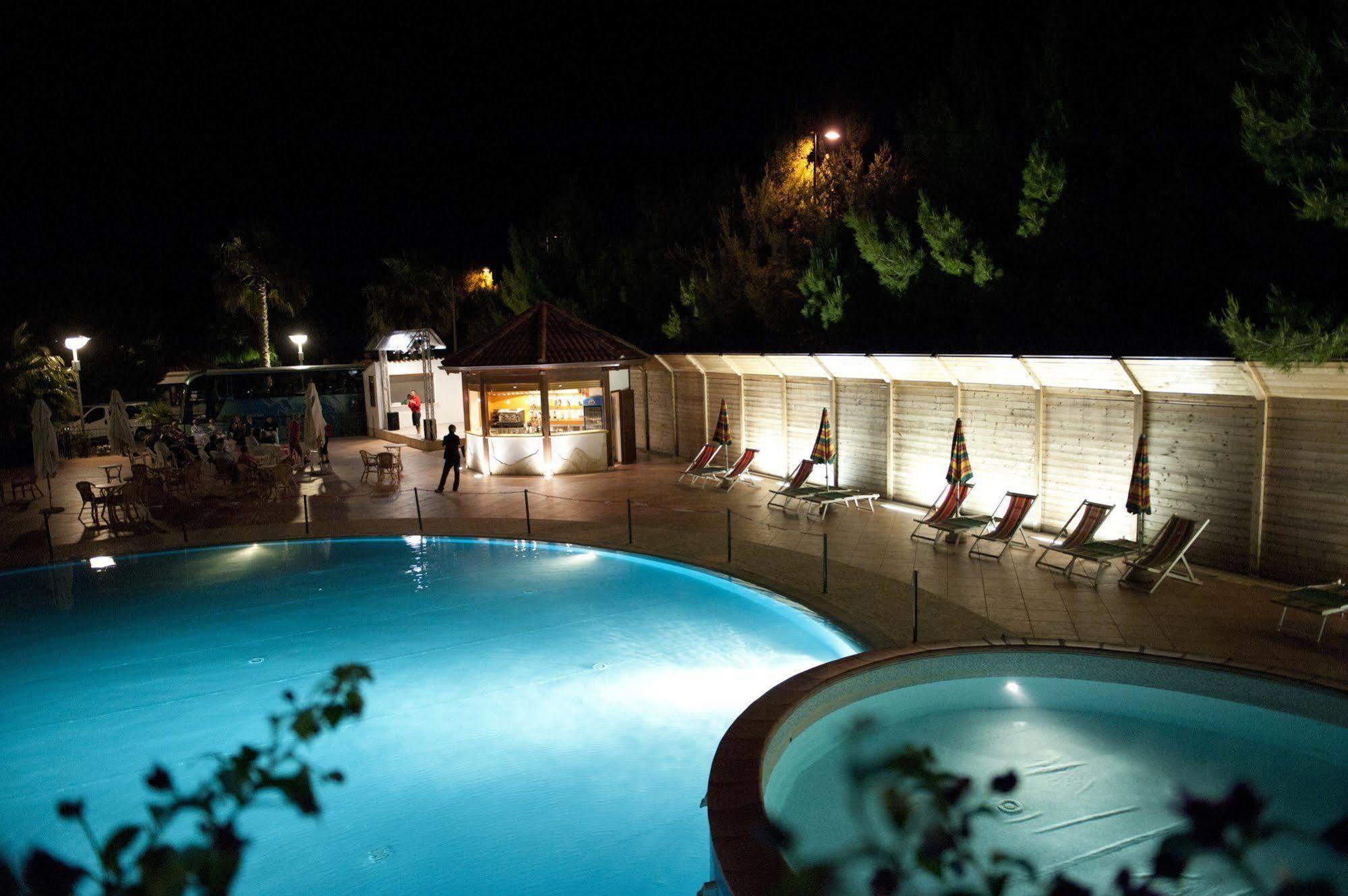 Oasiclub Hotel Vieste Bagian luar foto